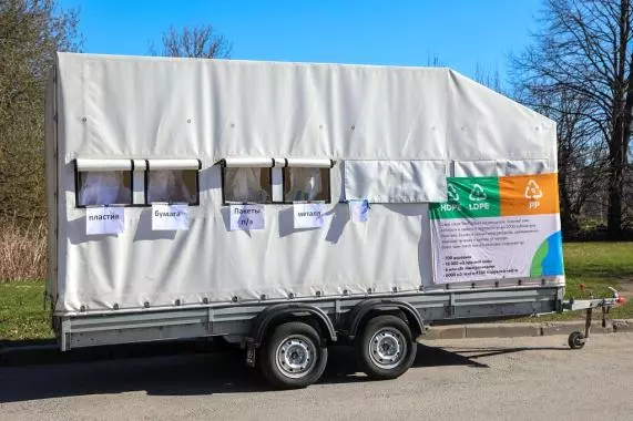 В Стрельну приехал передвижной пункт сбора мусора на переработку