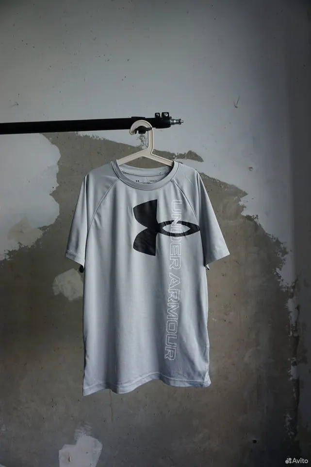 Футболка Under Armour серая с крупным логотипом