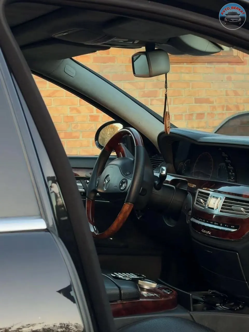 Предлагается к продаже автомобиль Mercedes-Benz S-класса (W221) 2007 года выпуска с двигателем объемом 5.5 литра.