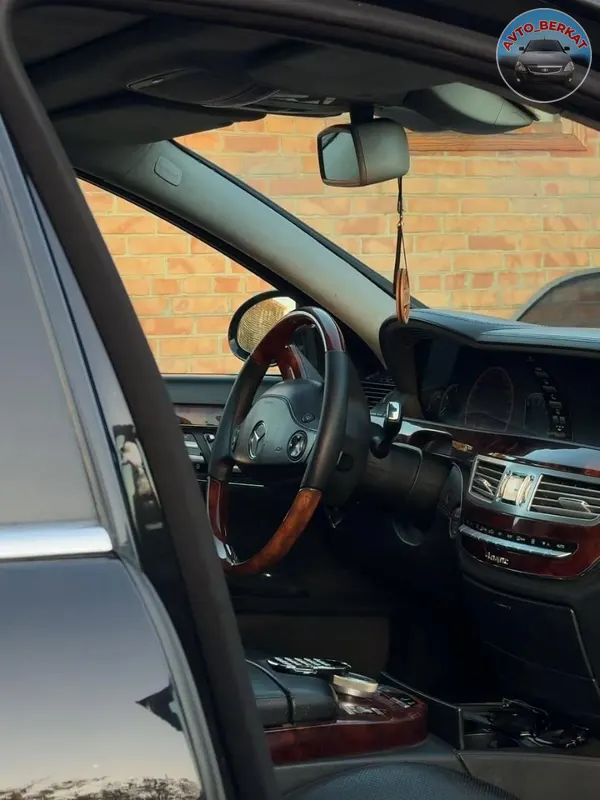 Предлагается к продаже автомобиль Mercedes-Benz S-класса (W221) 2007 года выпуска с двигателем объемом 5.5 литра.