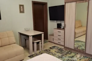 Трехместный с двуспальной кроватью и диваном