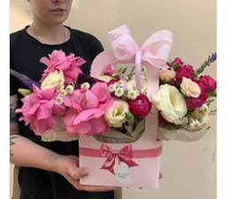 Цветочная композиция в стильной сумочке Цветочная композиция в стильной сумочке