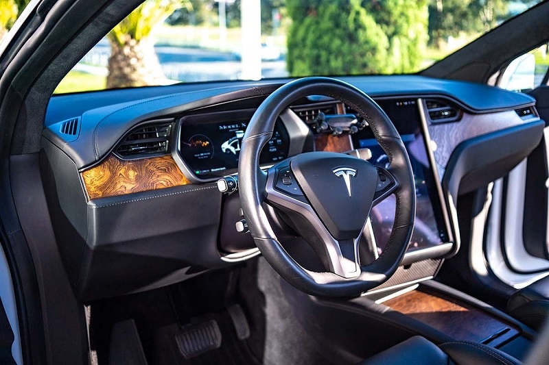 tesla-model-x-salon_1280x0_426