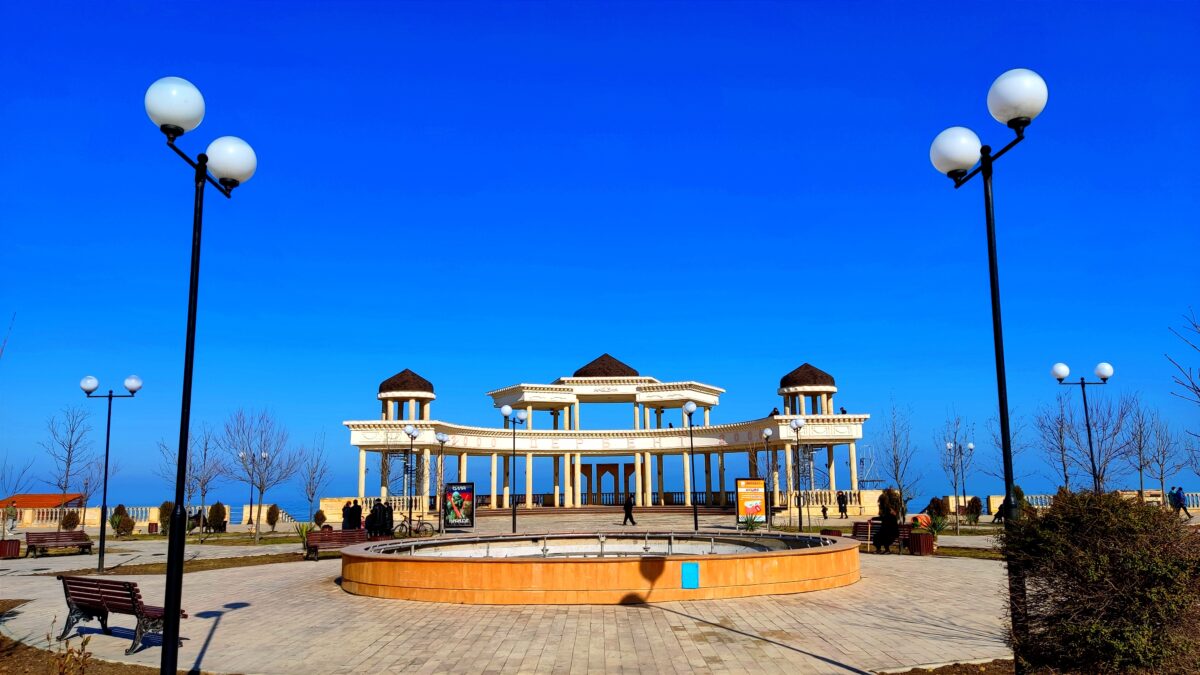 Дербент и экраноплан «Лунь» из Каспийска