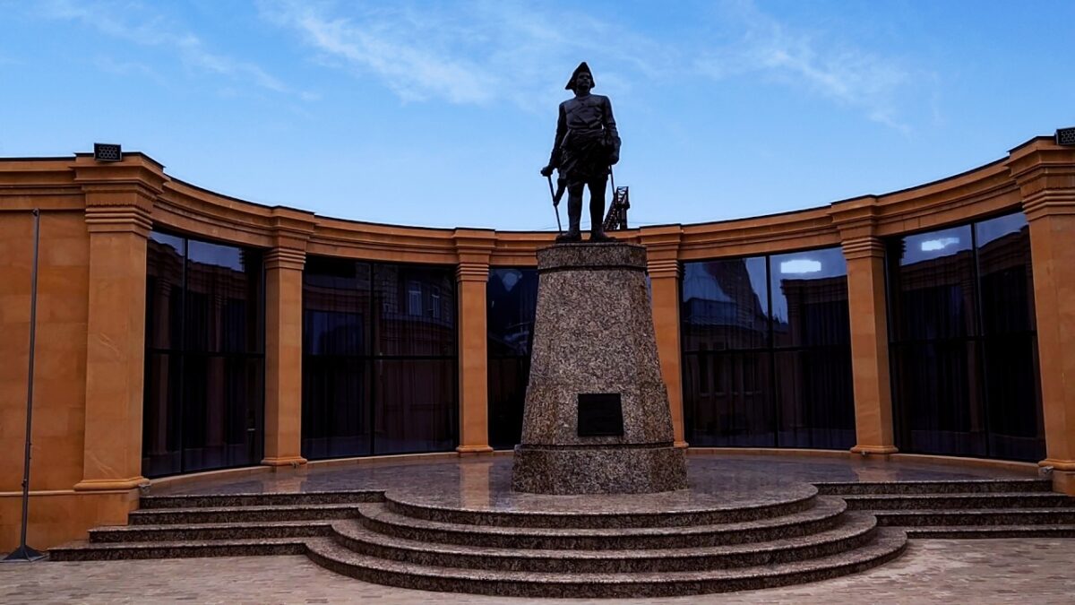Дербент и экраноплан «Лунь» из Махачкалы