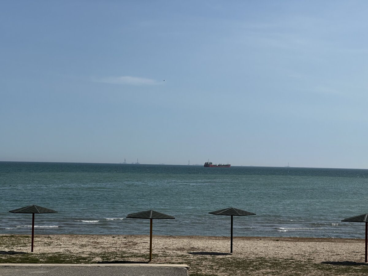 Гобустан, вулканы, розовое озеро и Каспийское море — из Баку