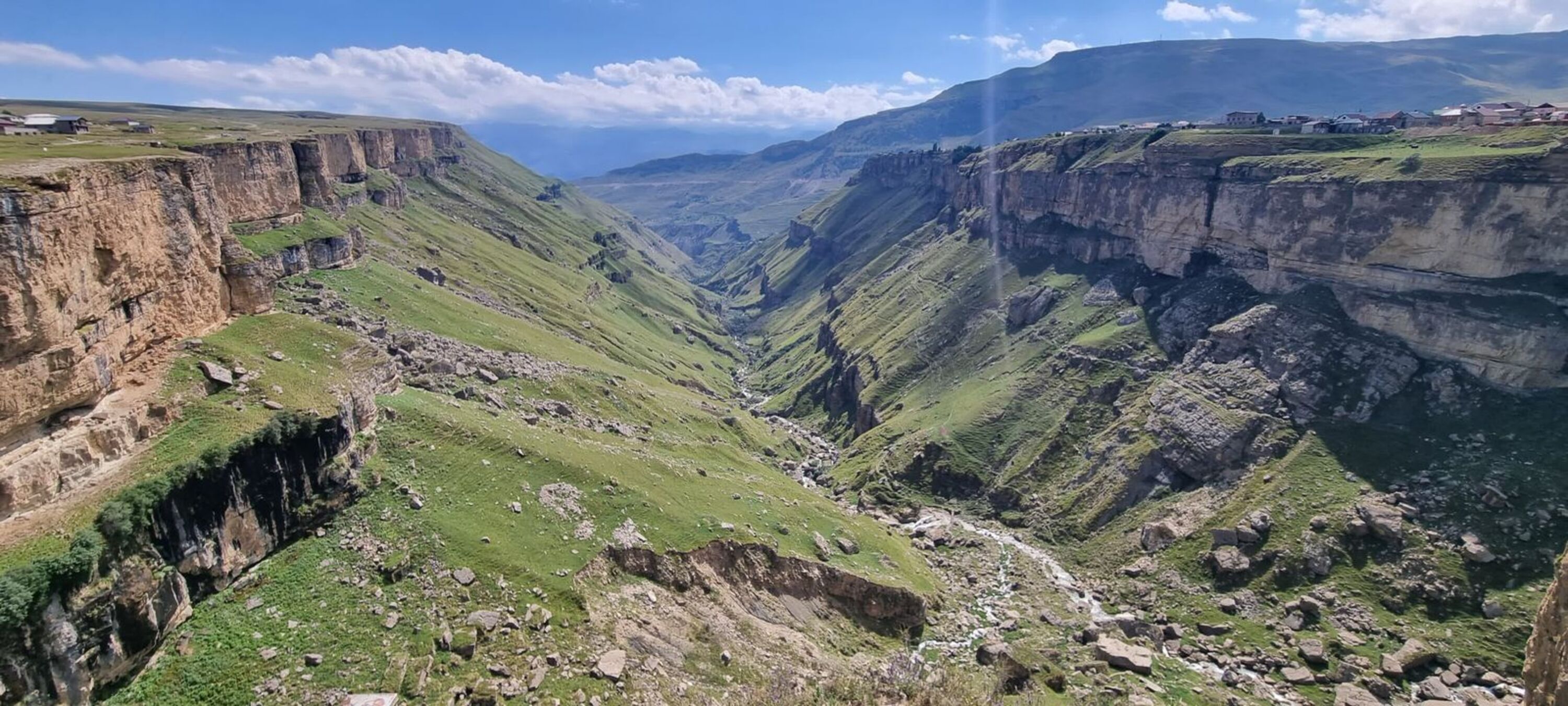 К плато Хунзах, водопадам Матлас и ущелью «Каменная чаша» — из Каспийска
