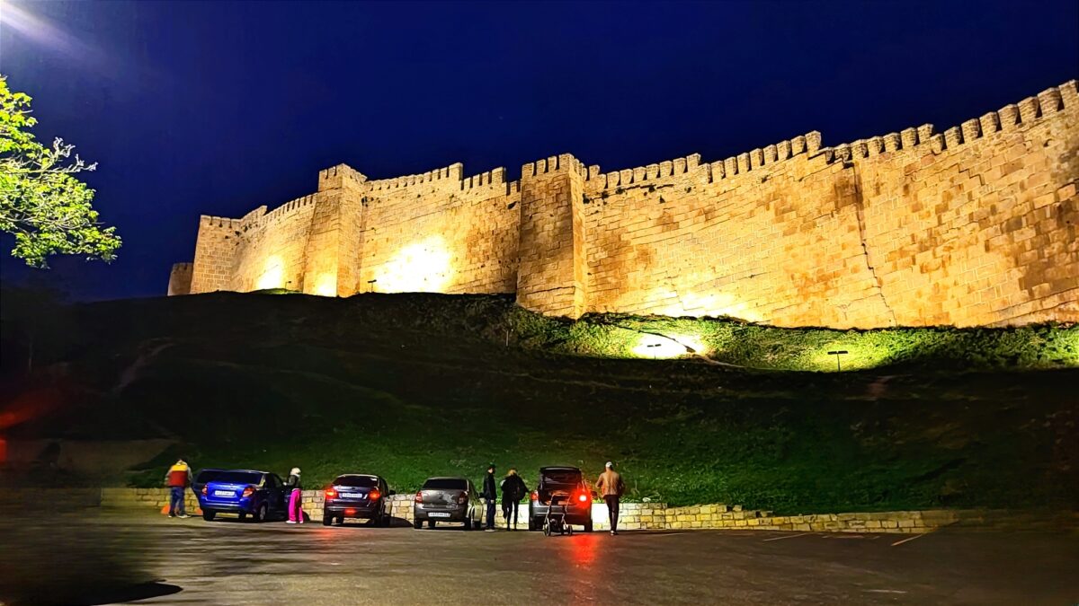 Дербент и экраноплан «Лунь» из Махачкалы