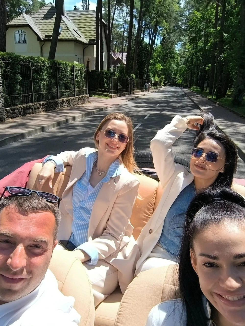 По Светлогорску на ретро-каре: громко, весело и с ветерком
