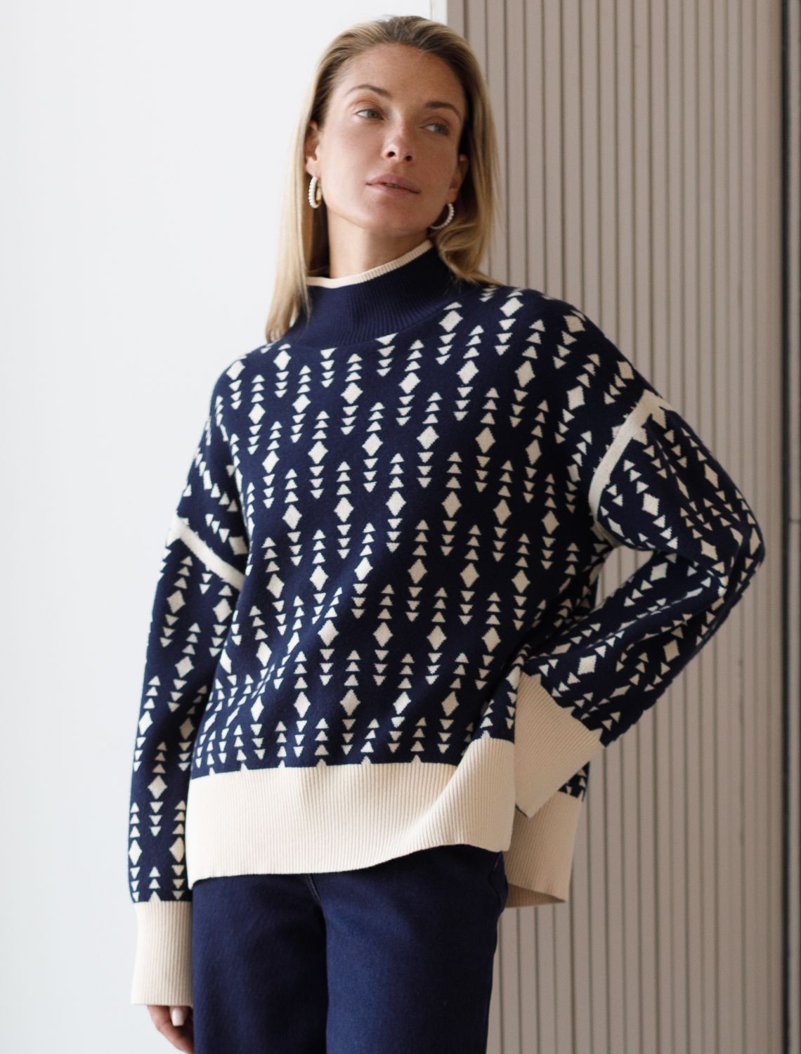 картинка Свитер женский синий-бежевый магазин Одежда+ являющийся официальным дистрибьютором в России 