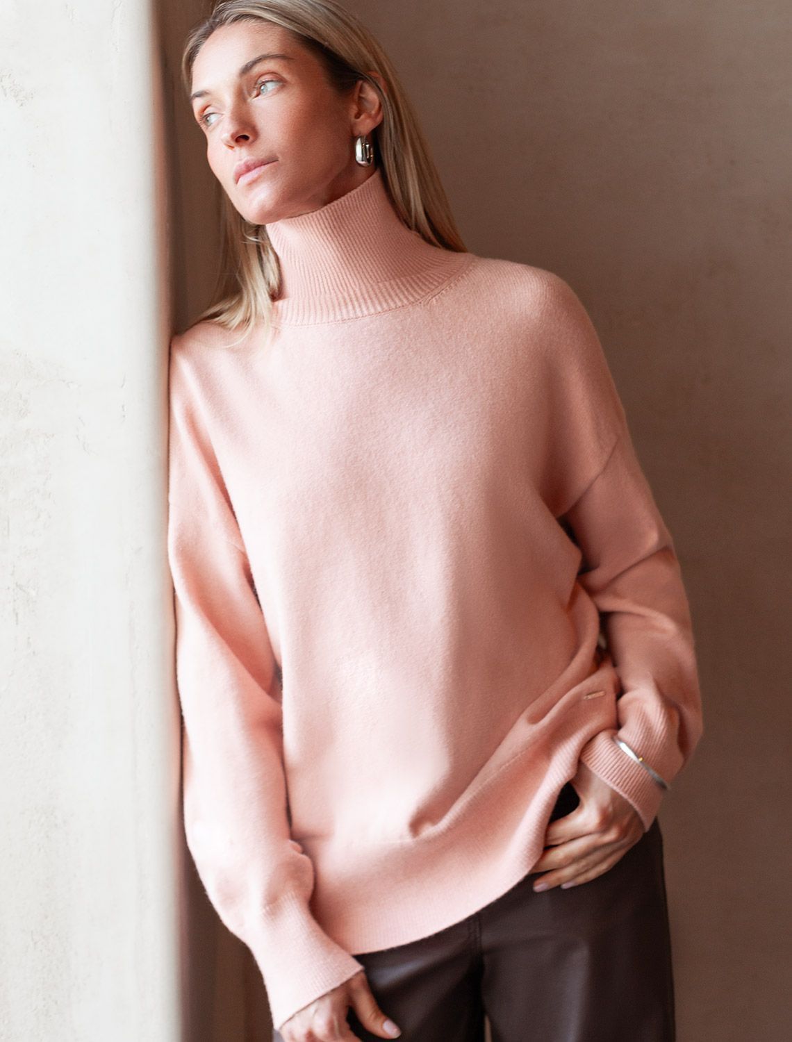 картинка Свитер женский пудровый магазин Одежда+ являющийся официальным дистрибьютором в России 