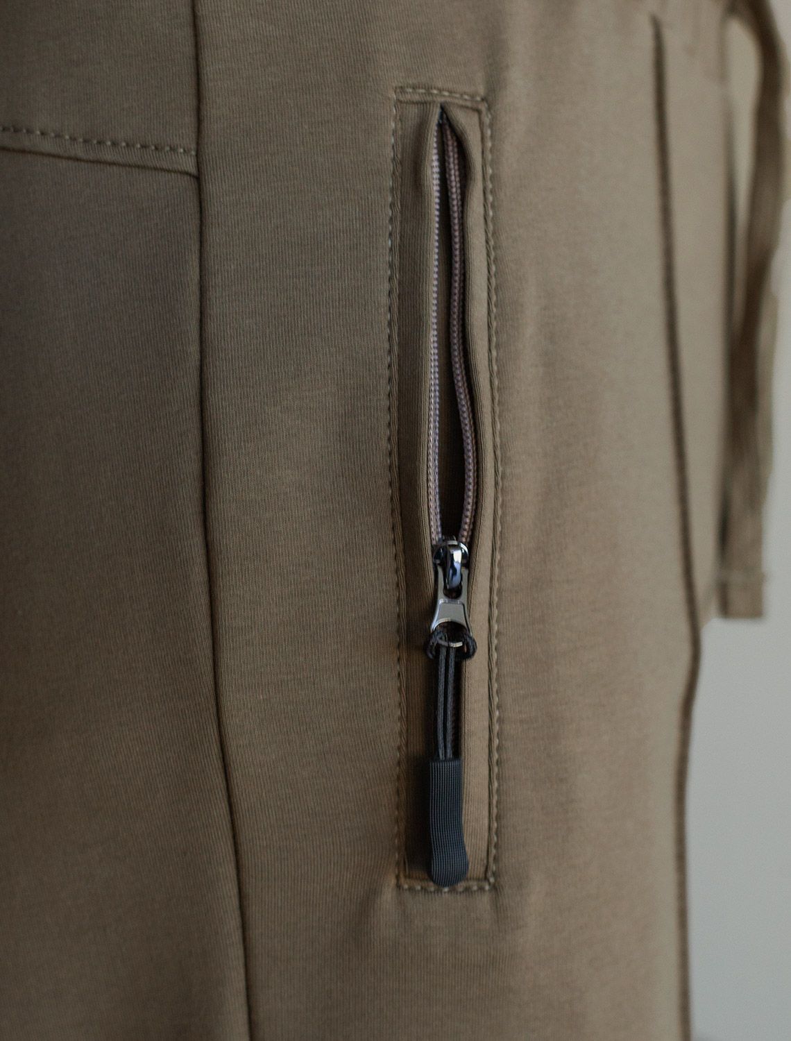 картинка Брюки мужские хаки от магазина Одежда+