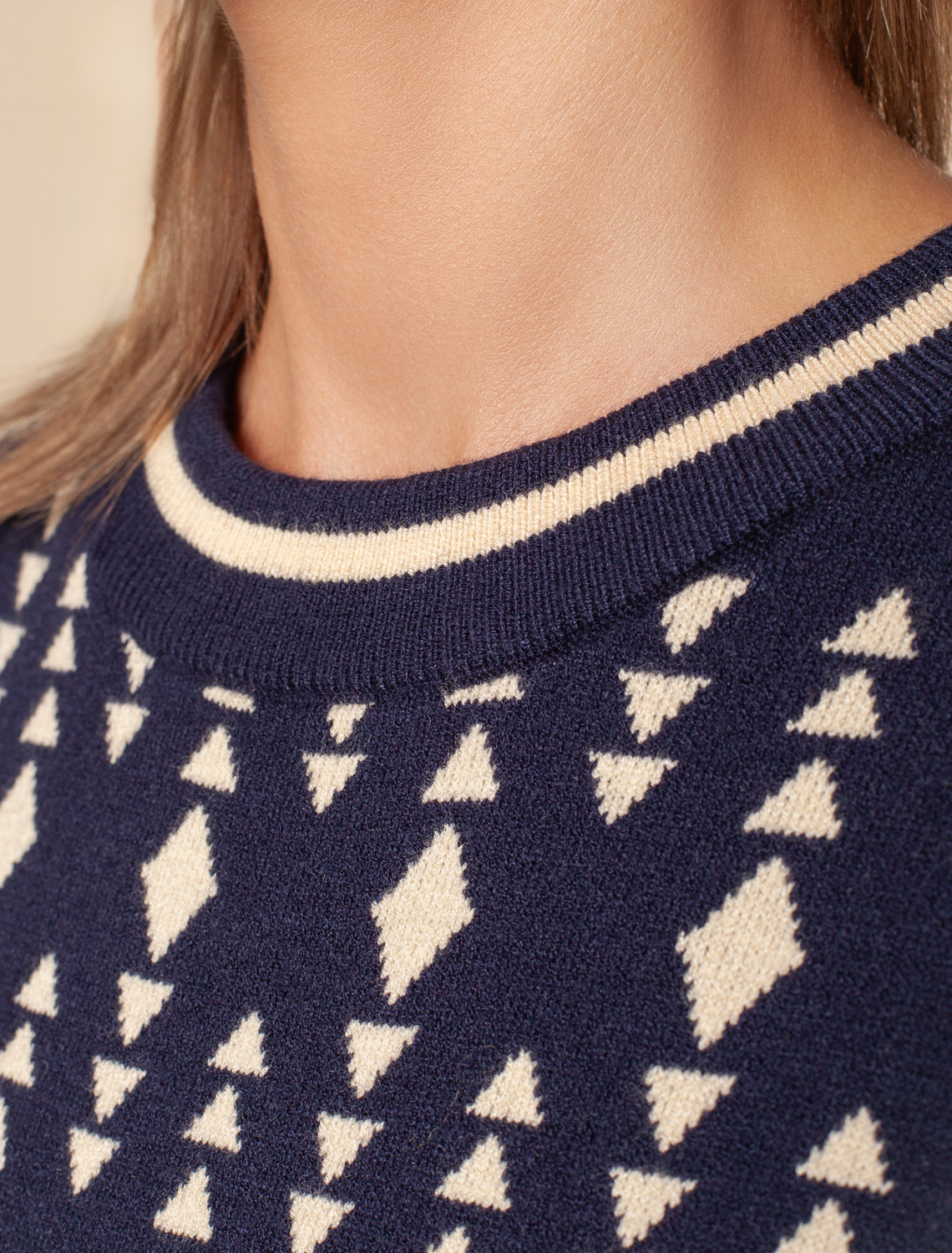 картинка Платье вязаное женское синий-бежевый магазин Одежда+ являющийся официальным дистрибьютором в России 