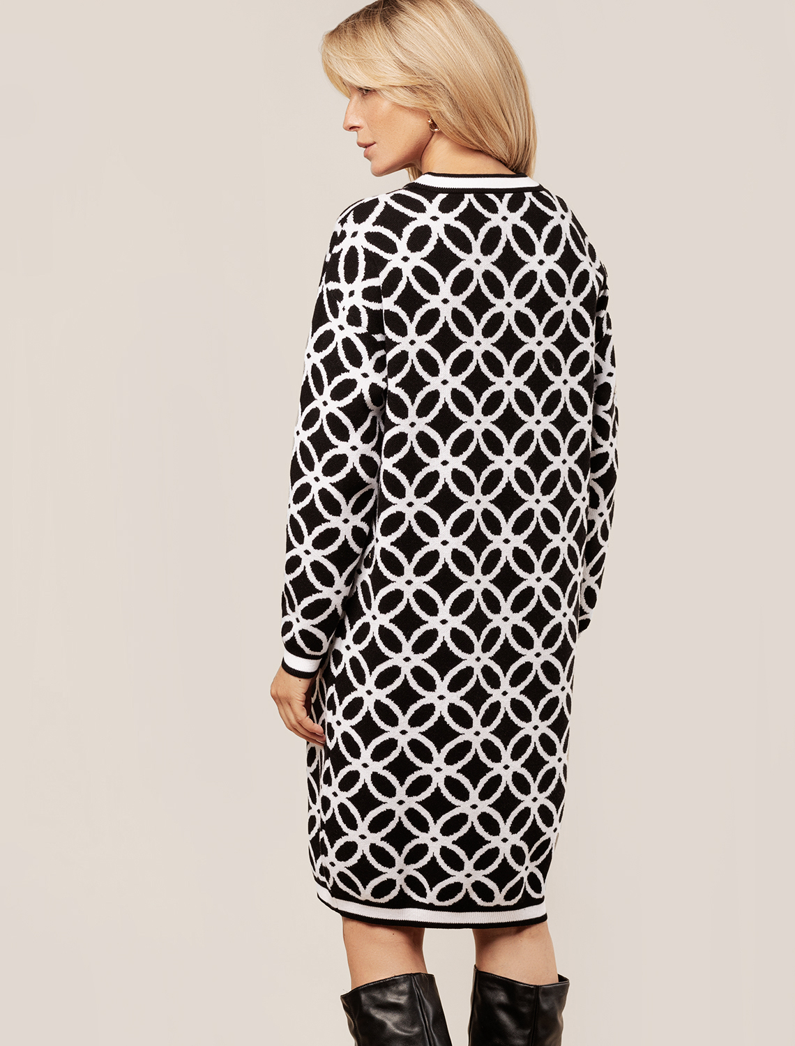картинка Платье вязаное женское черный-белый от магазина Одежда+