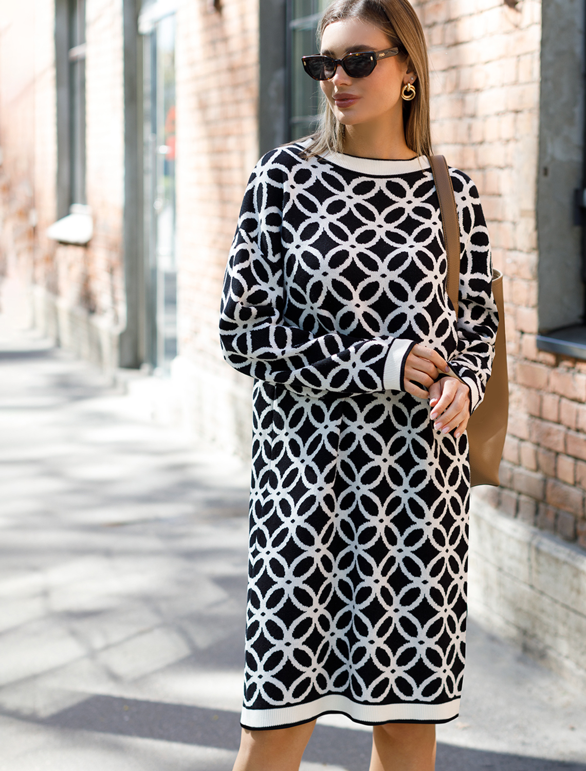 картинка Платье вязаное женское черный-белый от магазина Одежда+