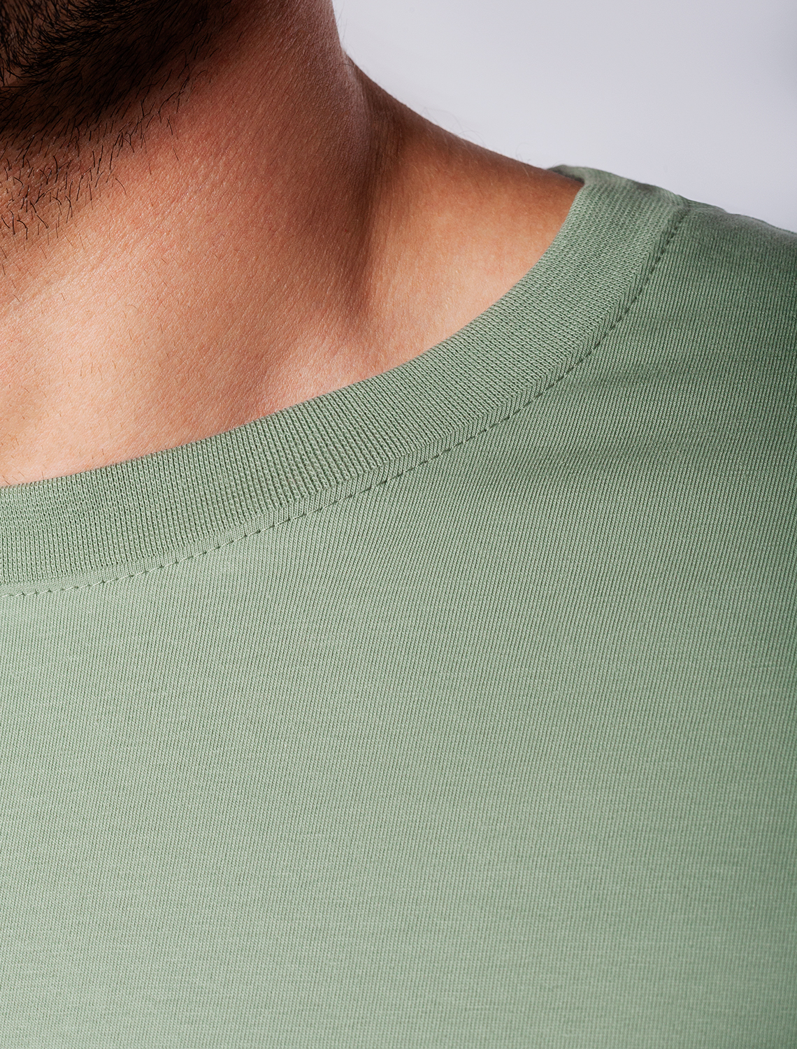 картинка Футболка мужская св.оливка_varsity от магазина Одежда+