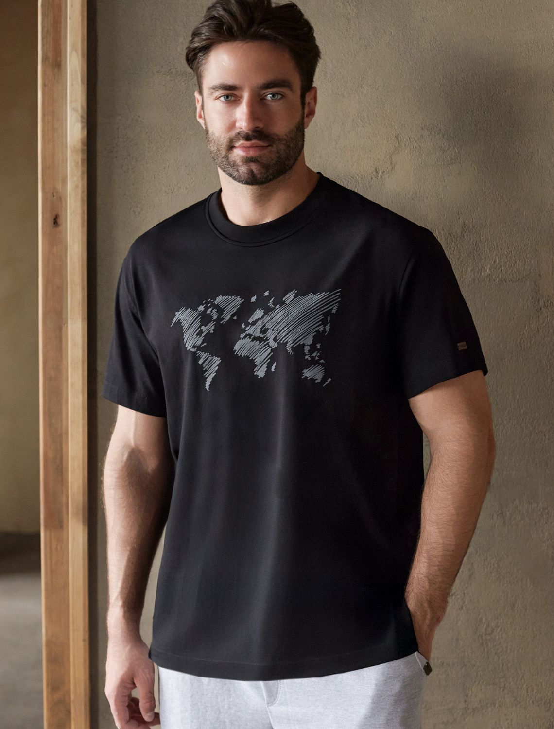 картинка Футболка мужская черный_карта от магазина Одежда+