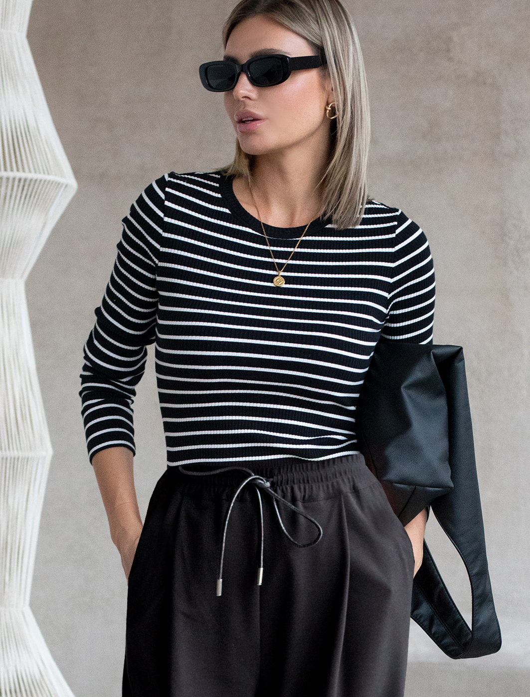 картинка Футболка женская черно-белый магазин Одежда+ являющийся официальным дистрибьютором в России 