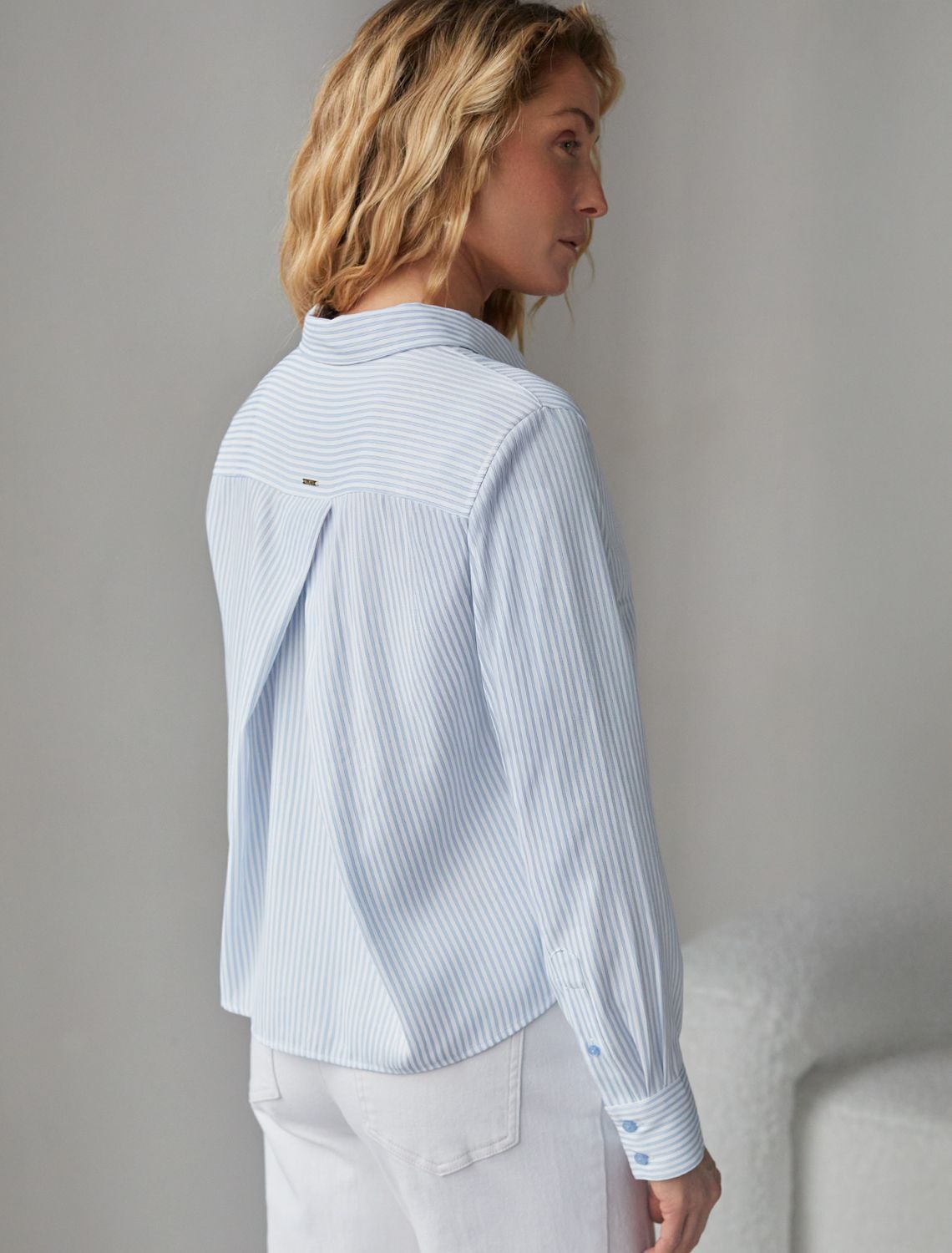 картинка Блузка женская белый-голубой от магазина Одежда+