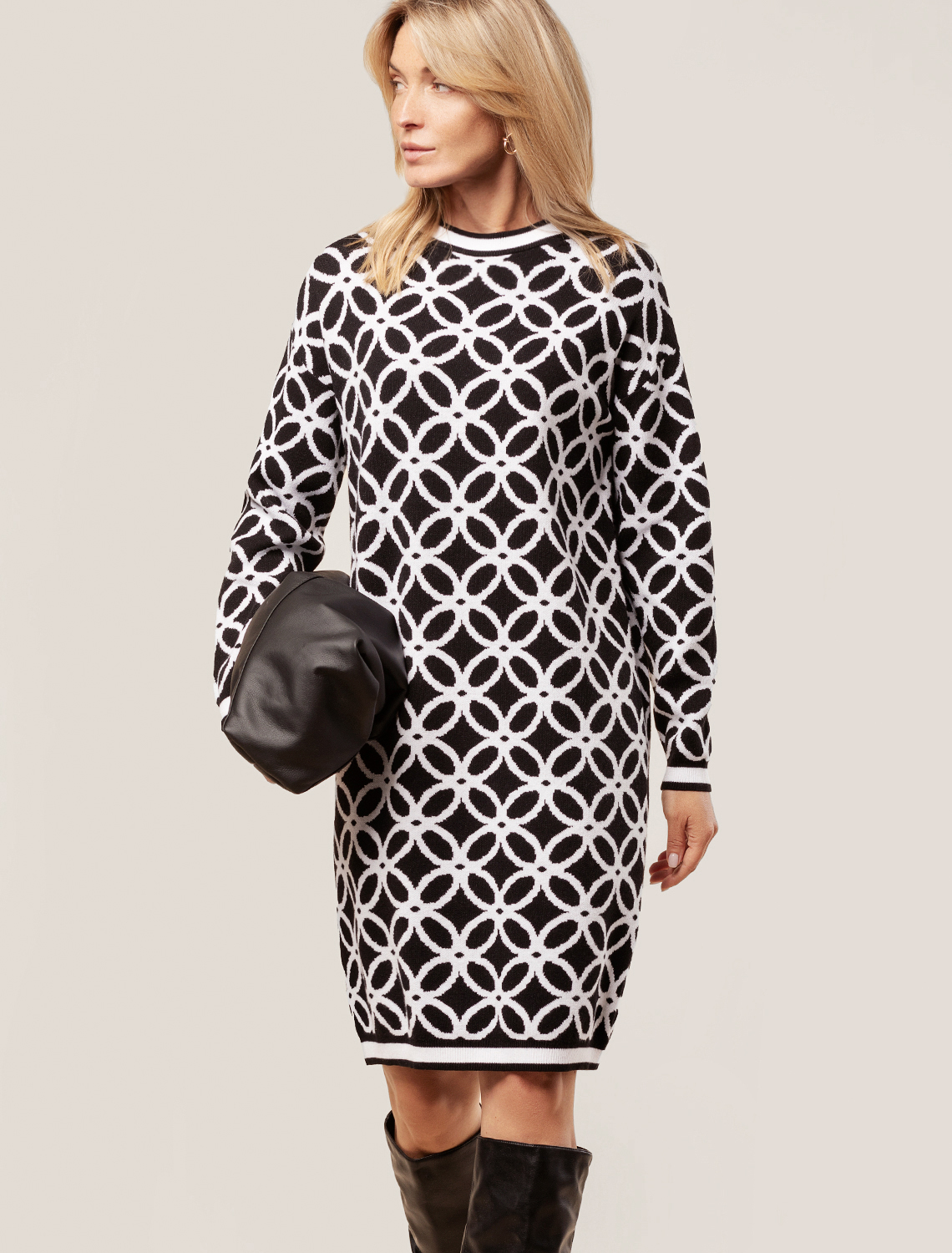 картинка Платье вязаное женское черный-белый от магазина Одежда+