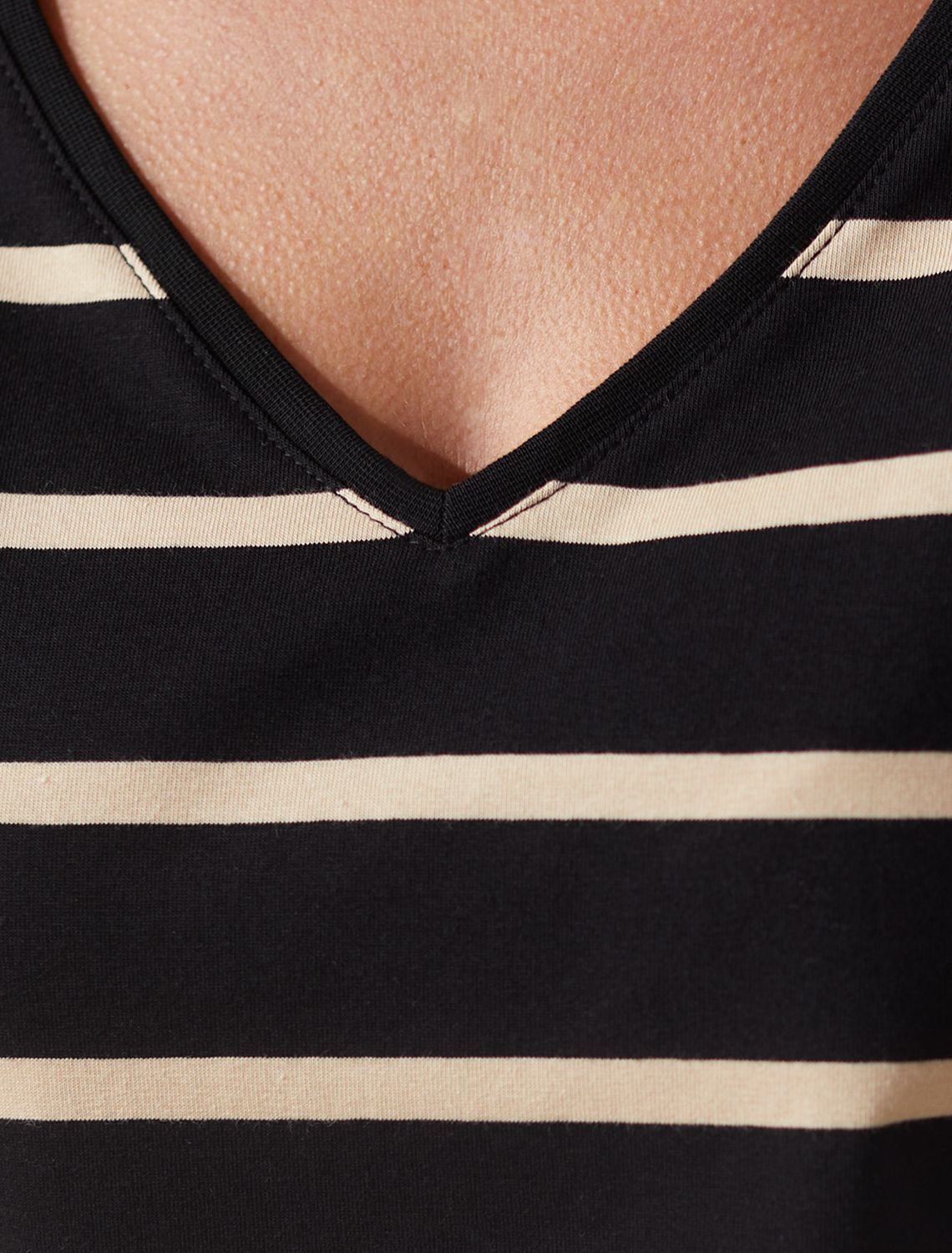 картинка Футболка женская черный-бежевый магазин Одежда+ являющийся официальным дистрибьютором в России 