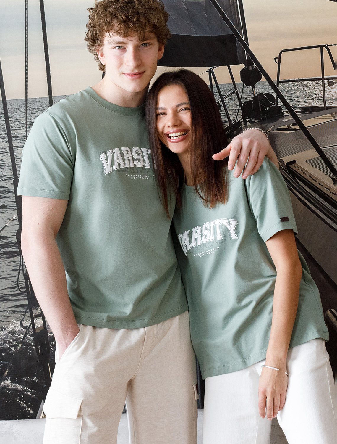 картинка Футболка мужская св.оливка_varsity от магазина Одежда+