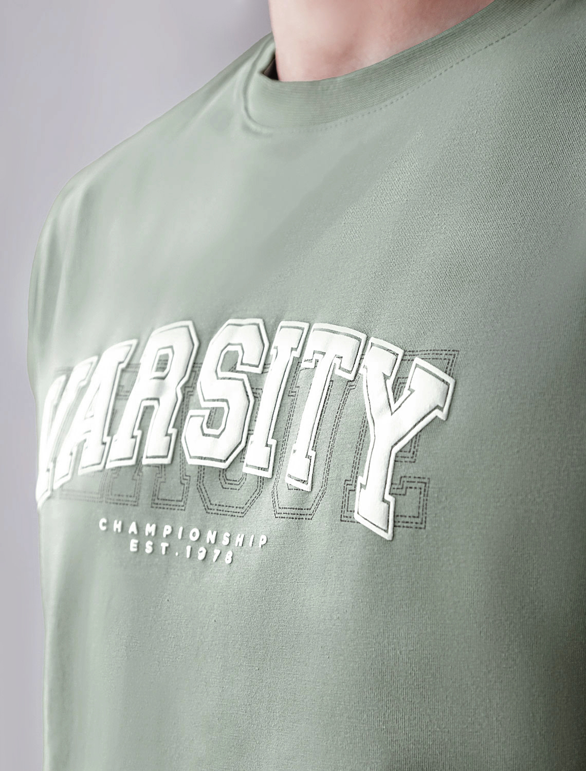 картинка Футболка мужская св.оливка_varsity от магазина Одежда+