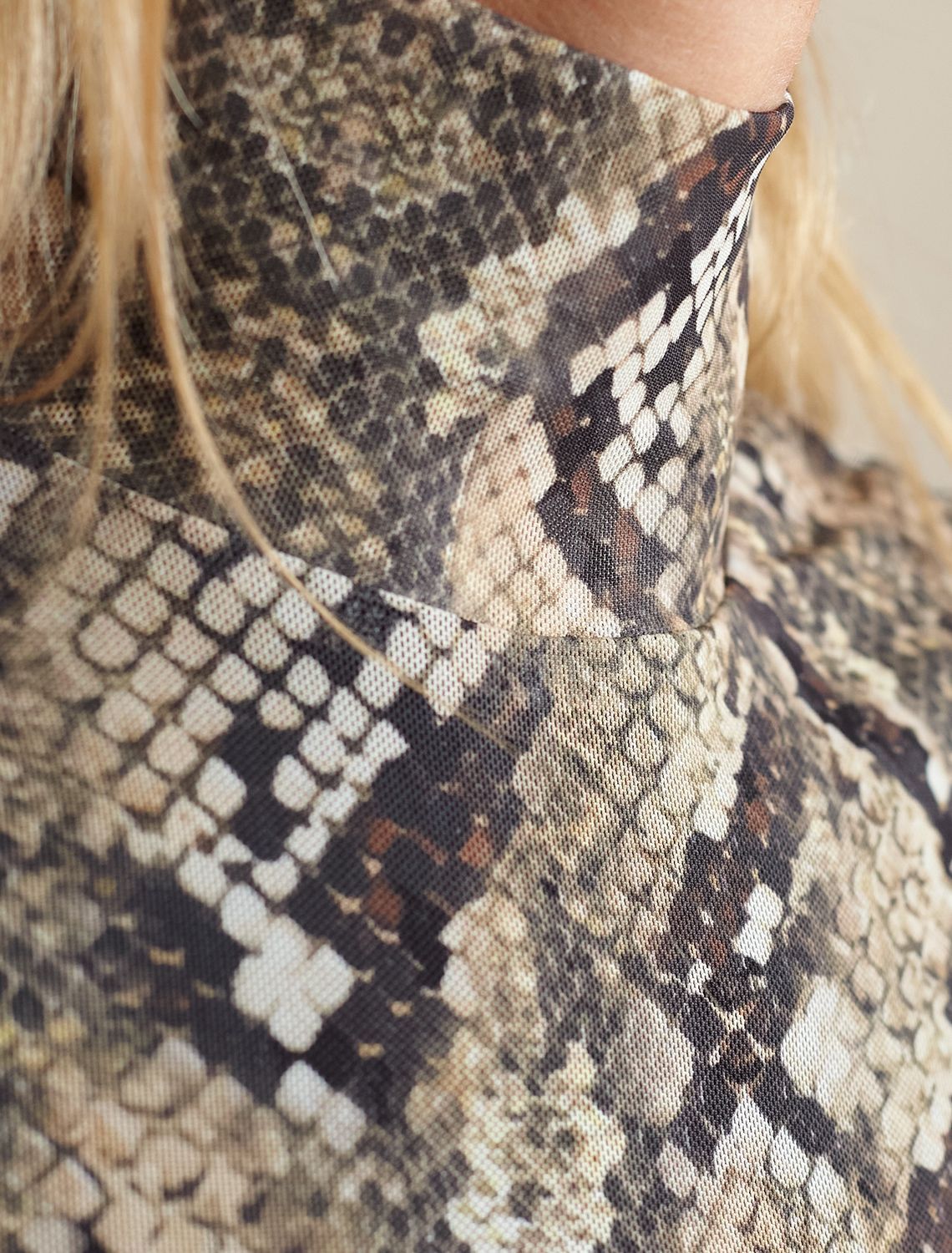 картинка Блузка женская коричневый-бежевый змея магазин Одежда+ являющийся официальным дистрибьютором в России 