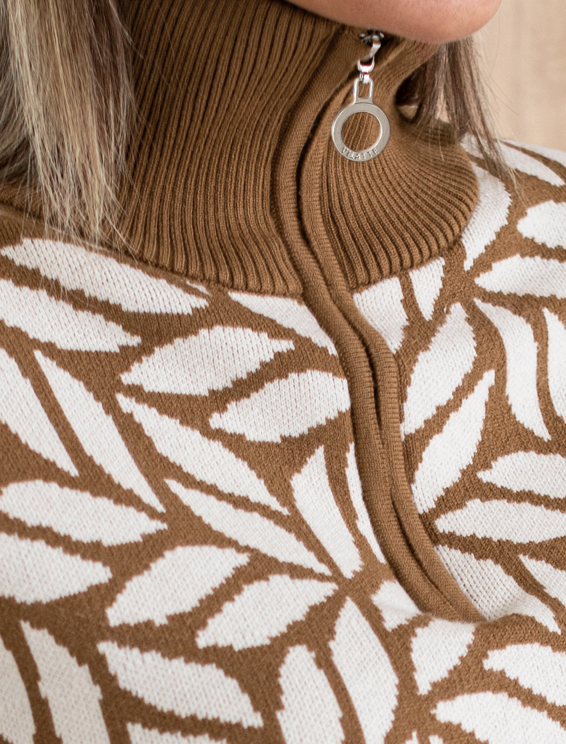 картинка Свитер женский карамельный-бежевый магазин Одежда+ являющийся официальным дистрибьютором в России 