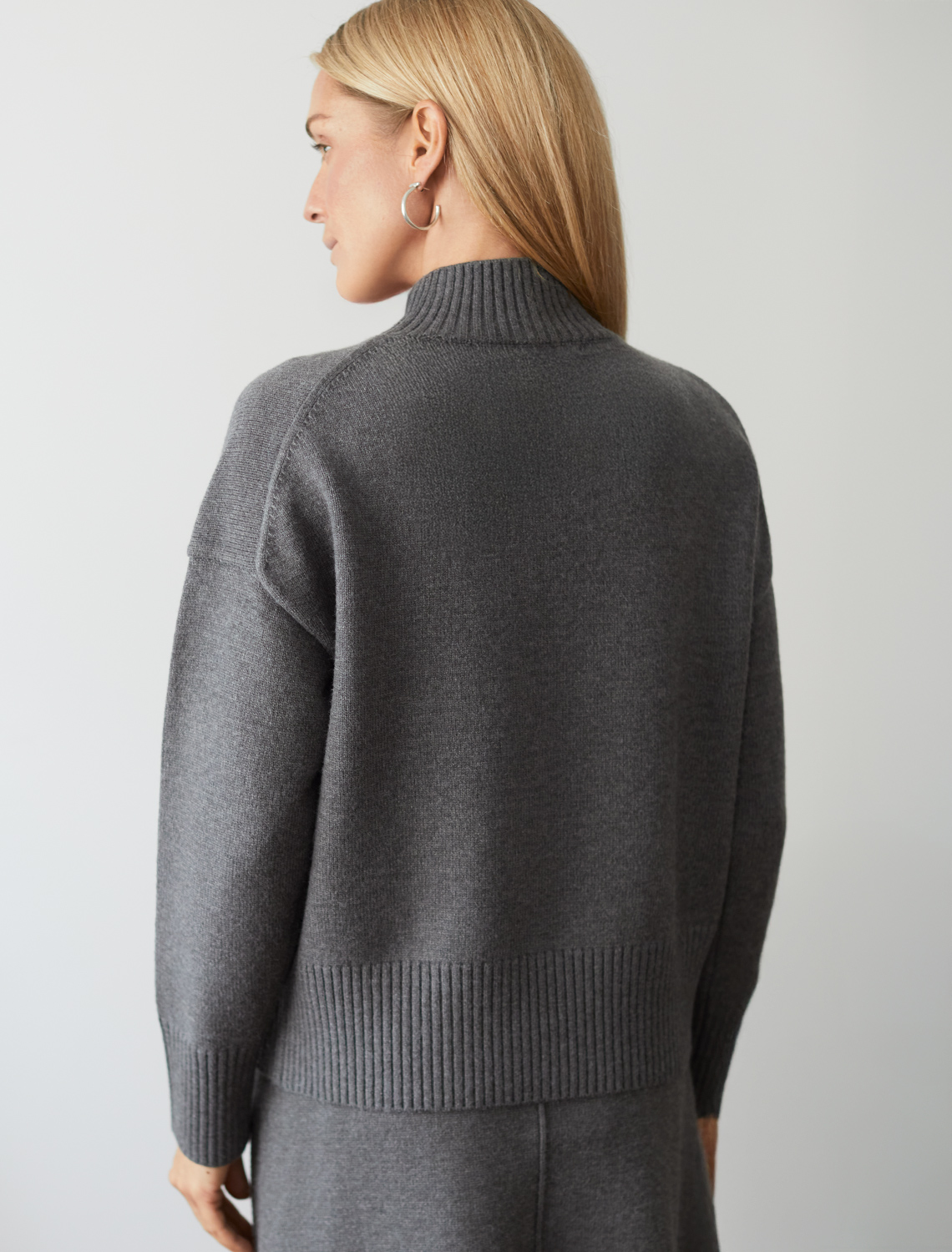 картинка Свитер женский темно-серый меланж от магазина Одежда+