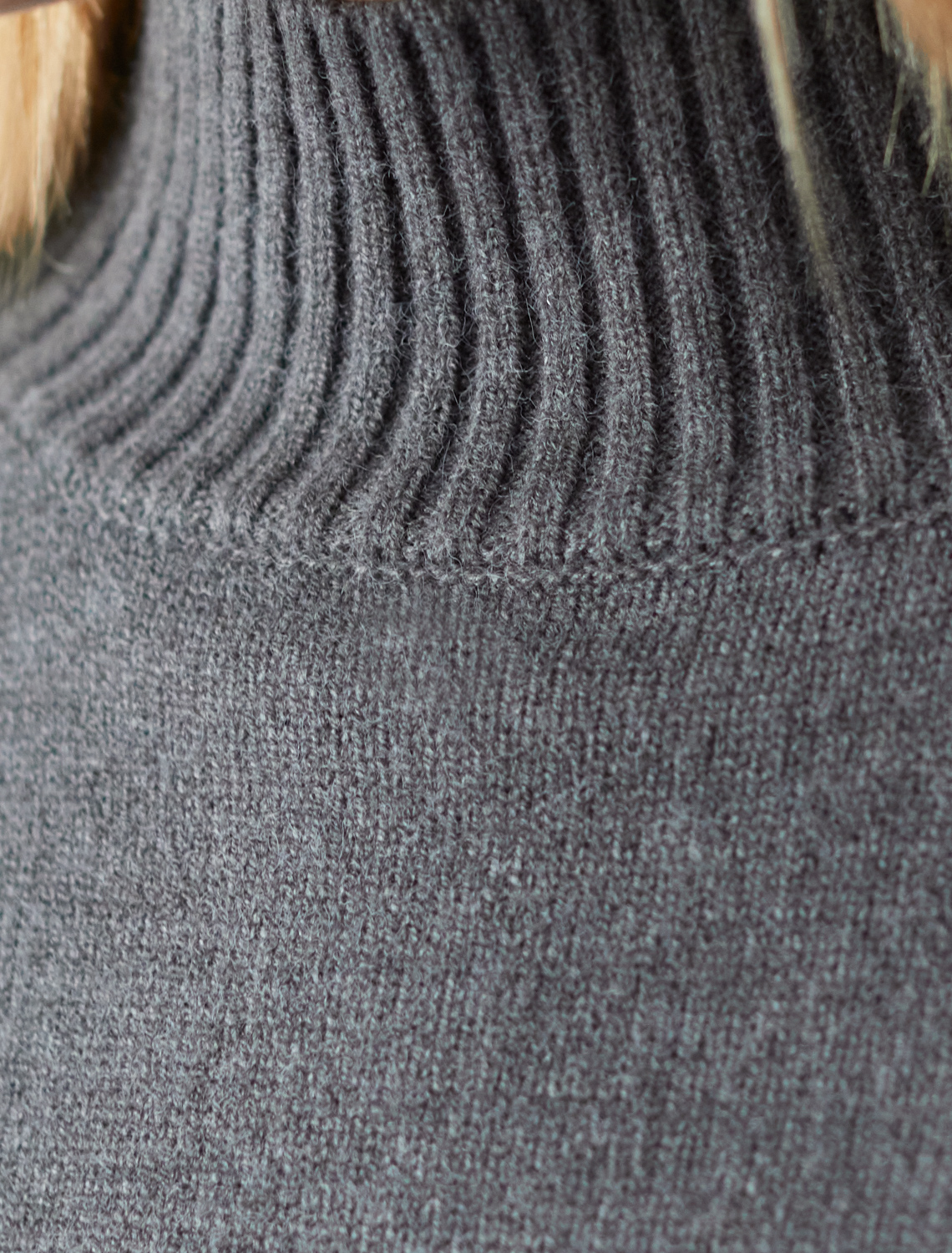 картинка Свитер женский темно-серый меланж от магазина Одежда+