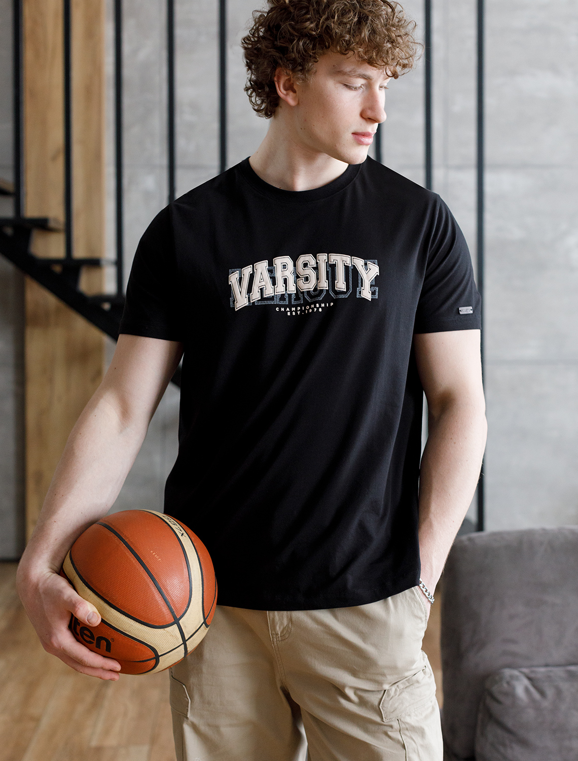 картинка Футболка мужская черный_varsity магазин Одежда+ являющийся официальным дистрибьютором в России 