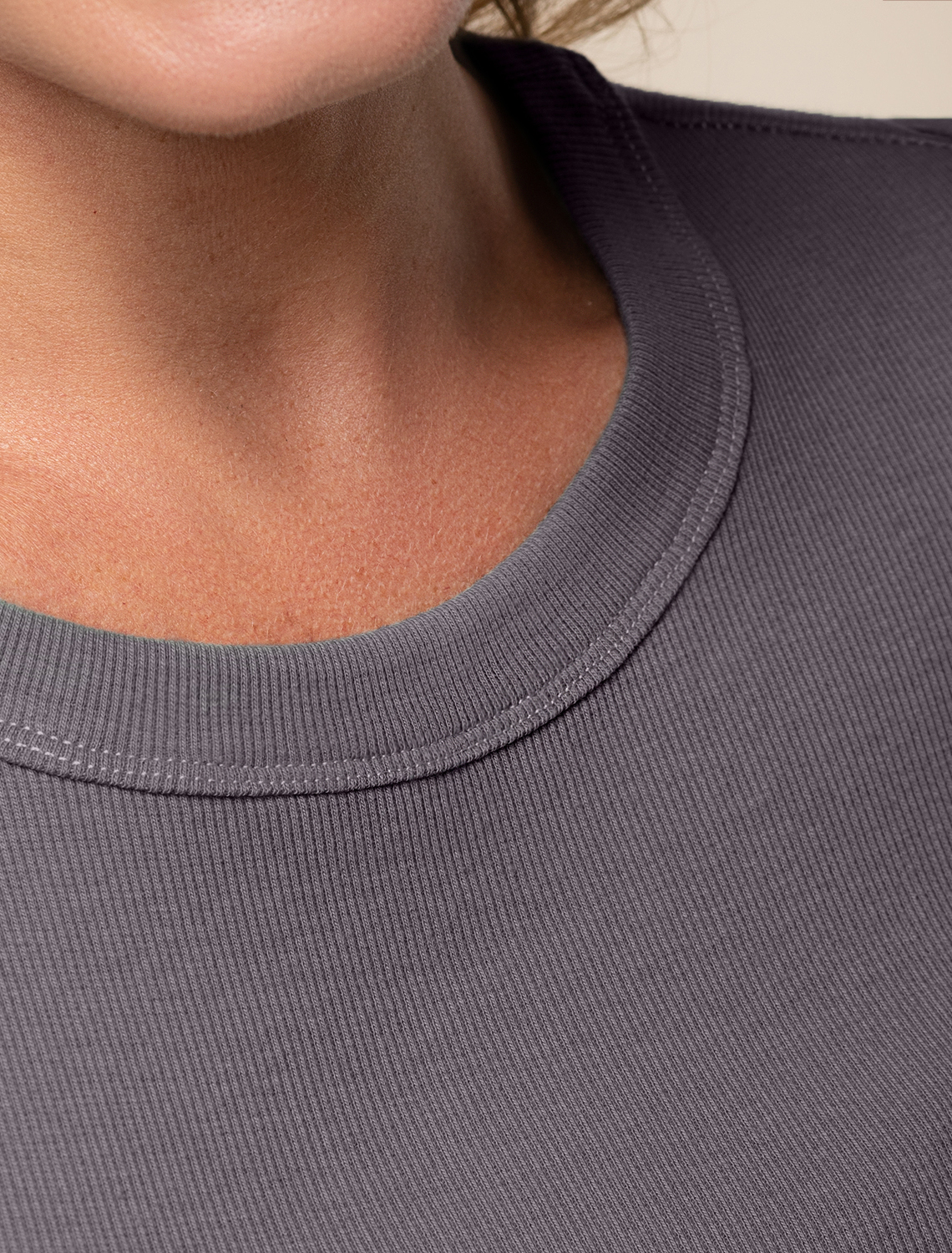 картинка Футболка женская т.серый от магазина Одежда+