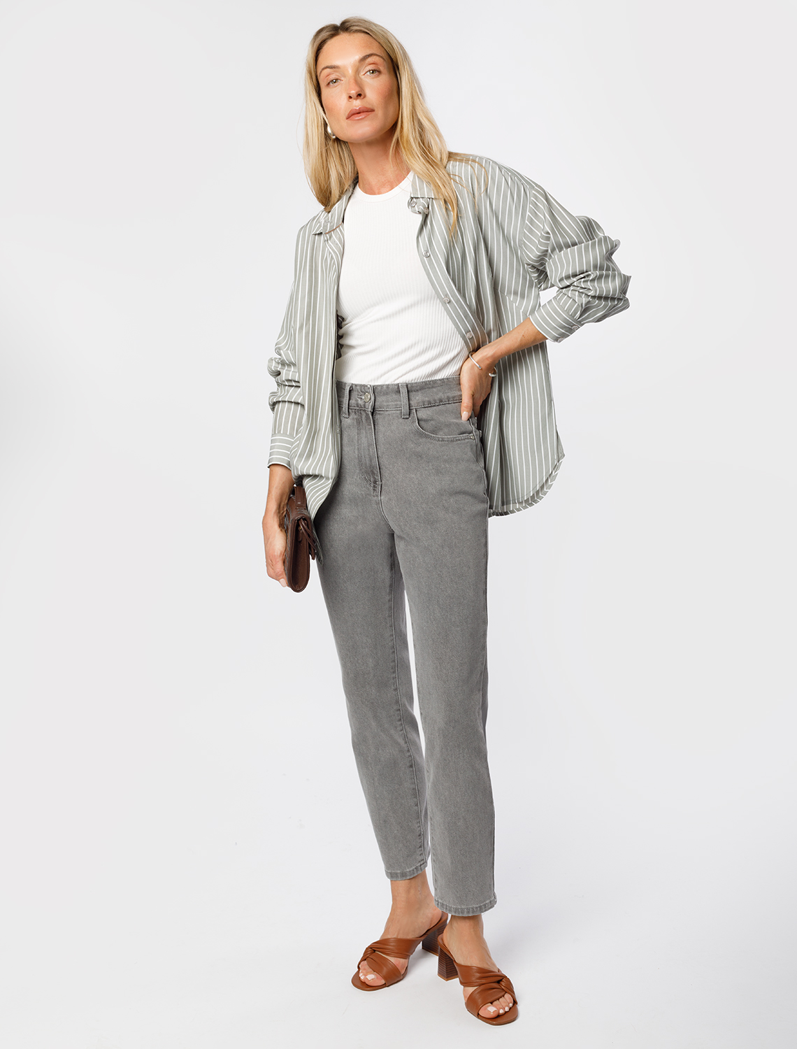 картинка Джинсы женские серый от магазина Одежда+