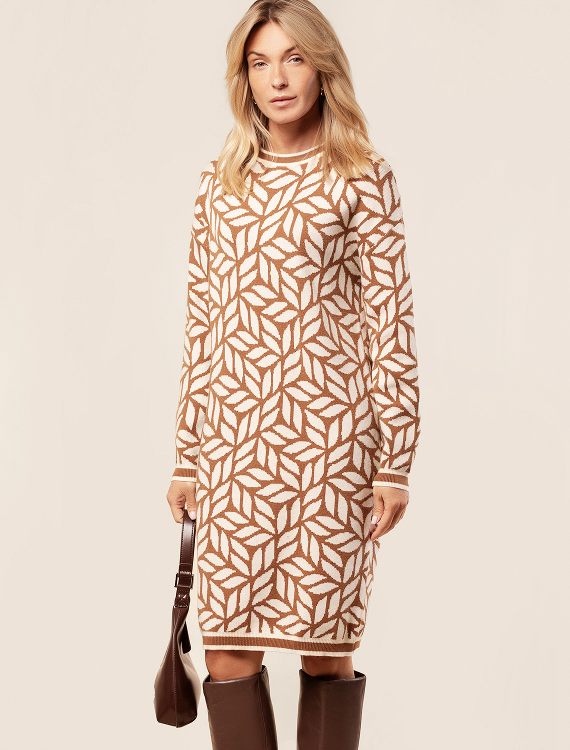 картинка Платье вязаное женское карамельный-бежевый магазин Одежда+ являющийся официальным дистрибьютором в России 