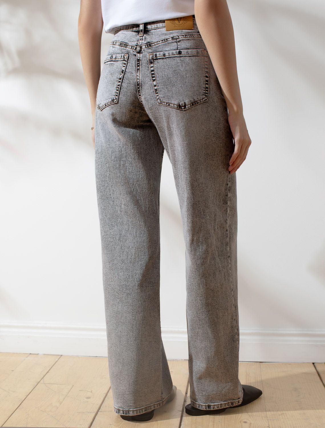 картинка Джинсы женские серый магазин Одежда+ являющийся официальным дистрибьютором в России 