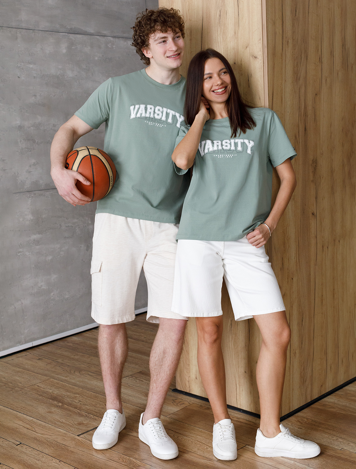 картинка Футболка мужская св.оливка_varsity от магазина Одежда+