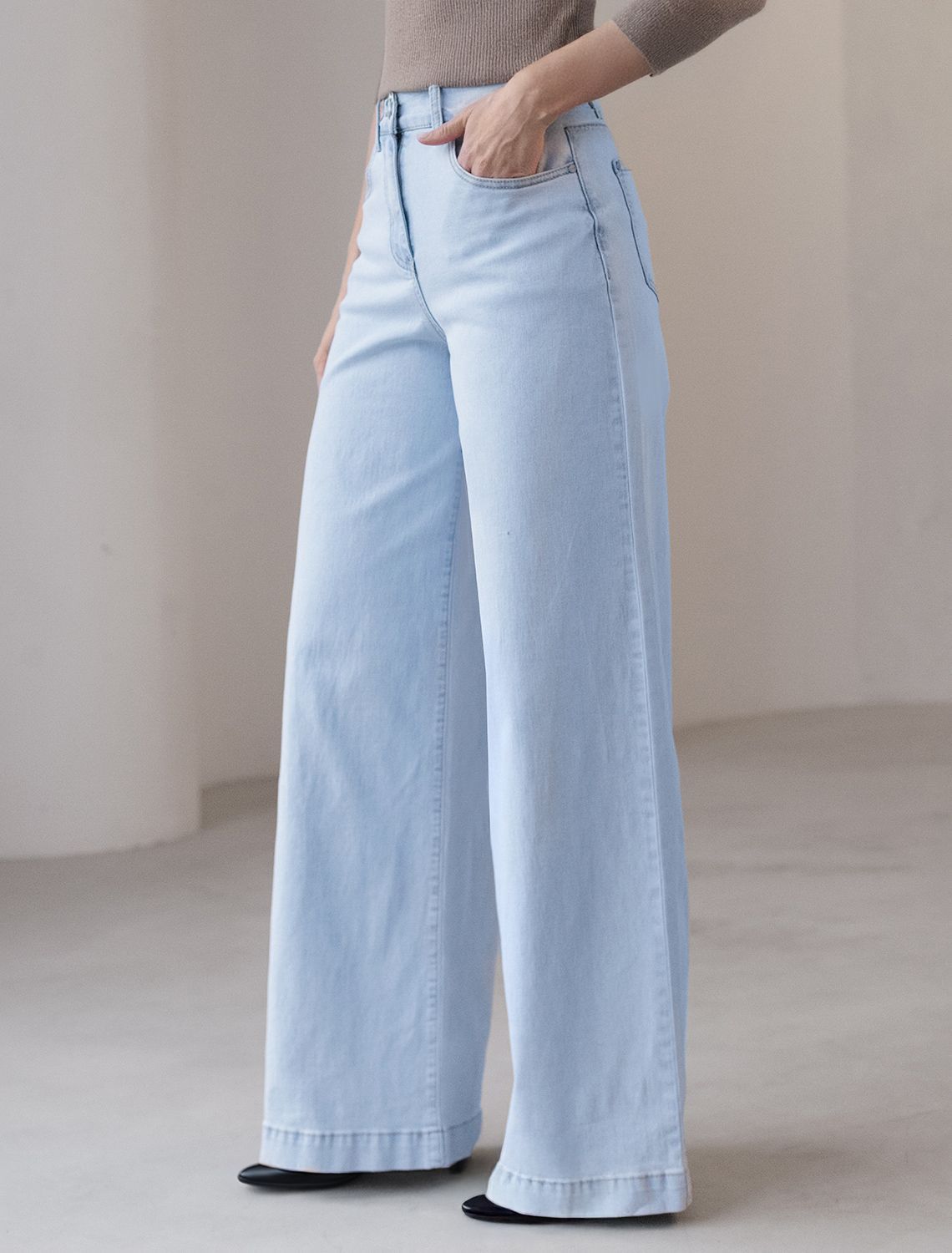 картинка Джинсы женские светло-голубой магазин Одежда+ являющийся официальным дистрибьютором в России 