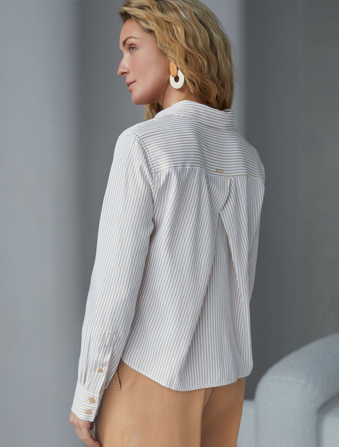 картинка Блузка женская белый-бежевый от магазина Одежда+