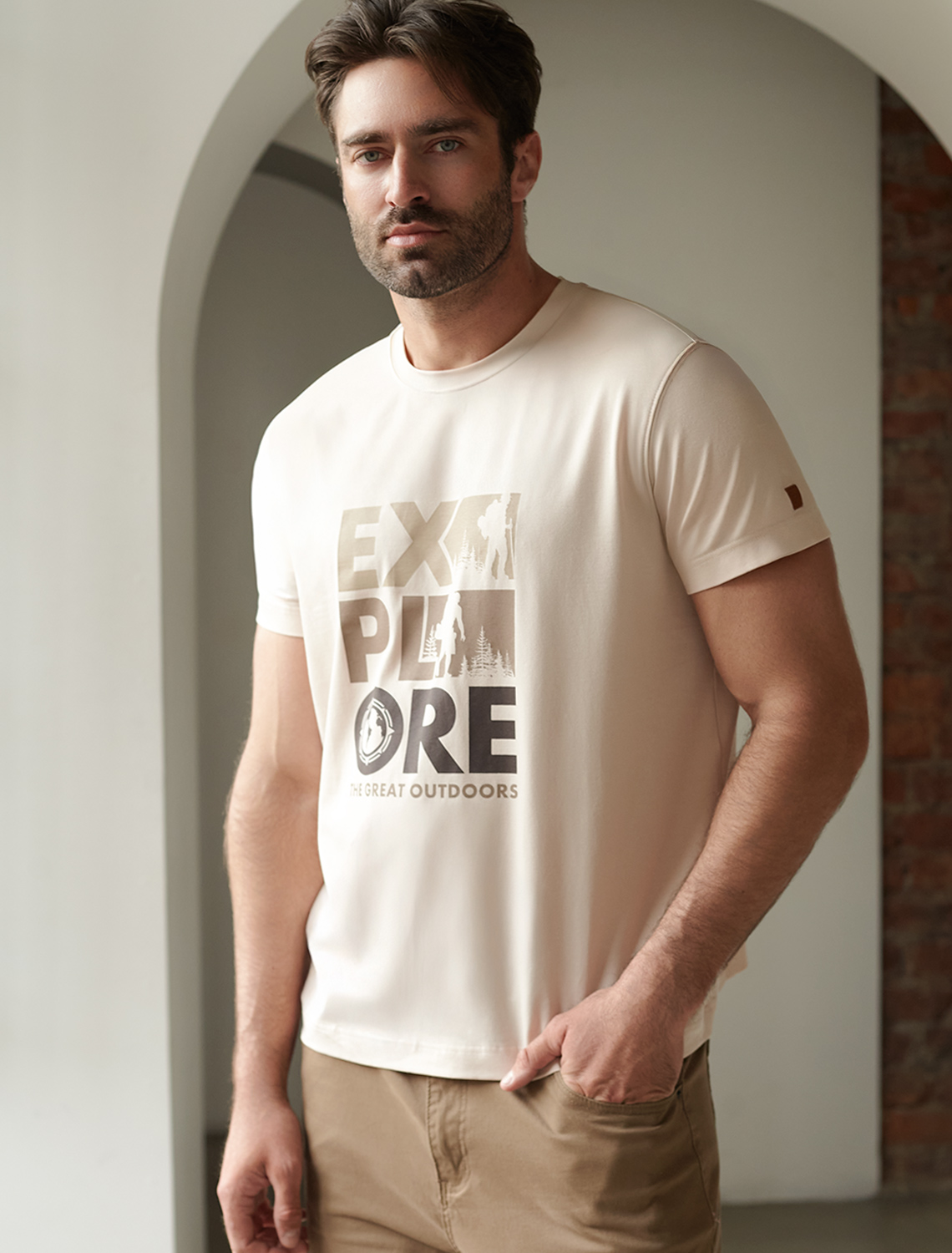 картинка Футболка мужская бежевый_explore магазин Одежда+ являющийся официальным дистрибьютором в России 