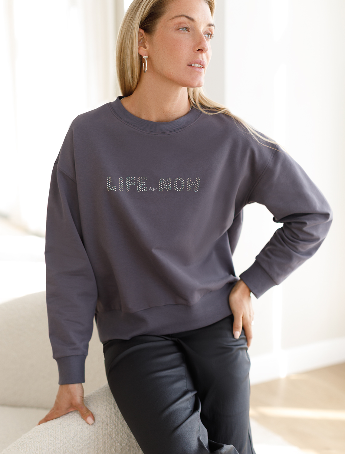 картинка Джемпер женский т.серый_life_is_now от магазина Одежда+