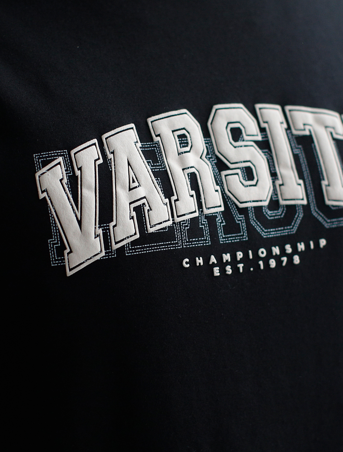 картинка Футболка мужская черный_varsity от магазина Одежда+