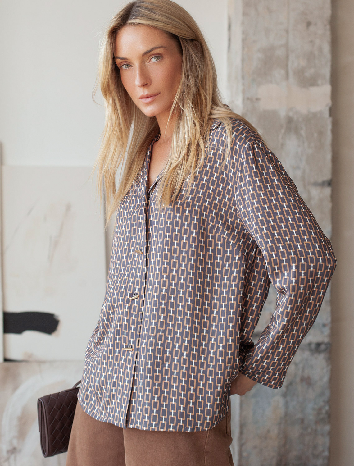 картинка Блузка женская серый-коричневый магазин Одежда+ являющийся официальным дистрибьютором в России 