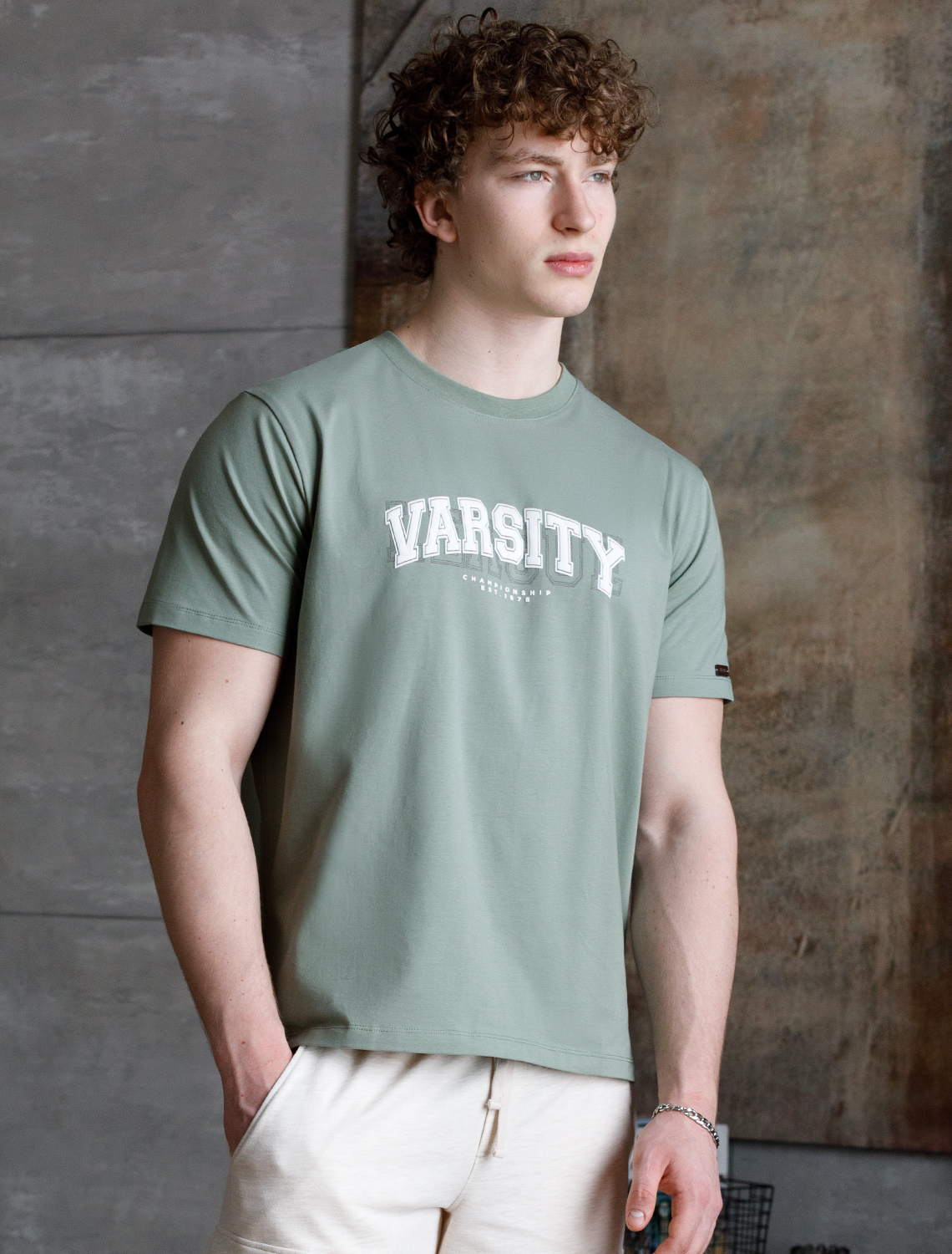 картинка Футболка мужская св.оливка_varsity от магазина Одежда+