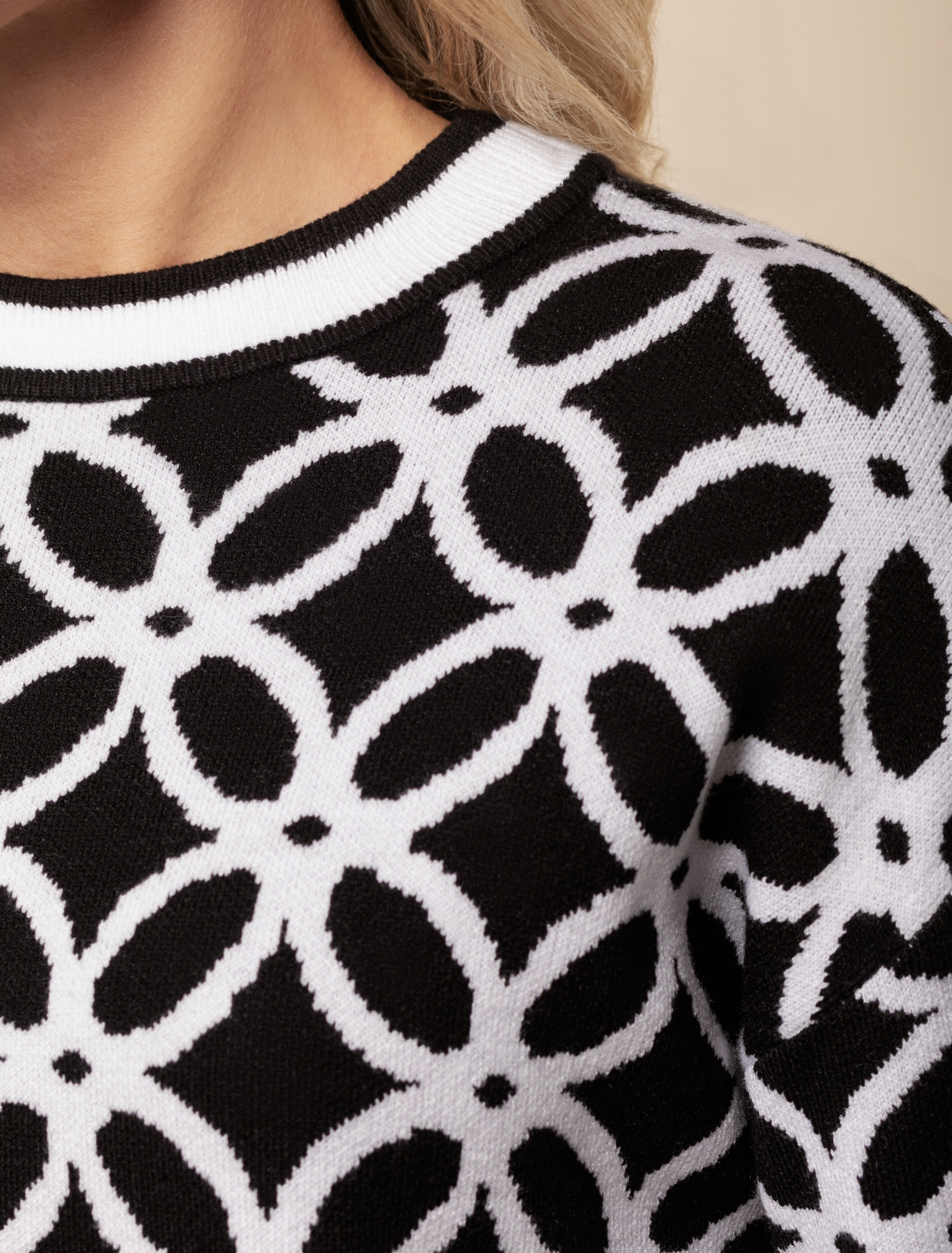 картинка Платье вязаное женское черный-белый от магазина Одежда+