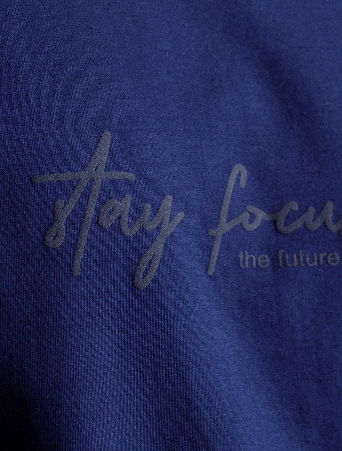 картинка Футболка мужская темно-синий_stay focused от магазина Одежда+