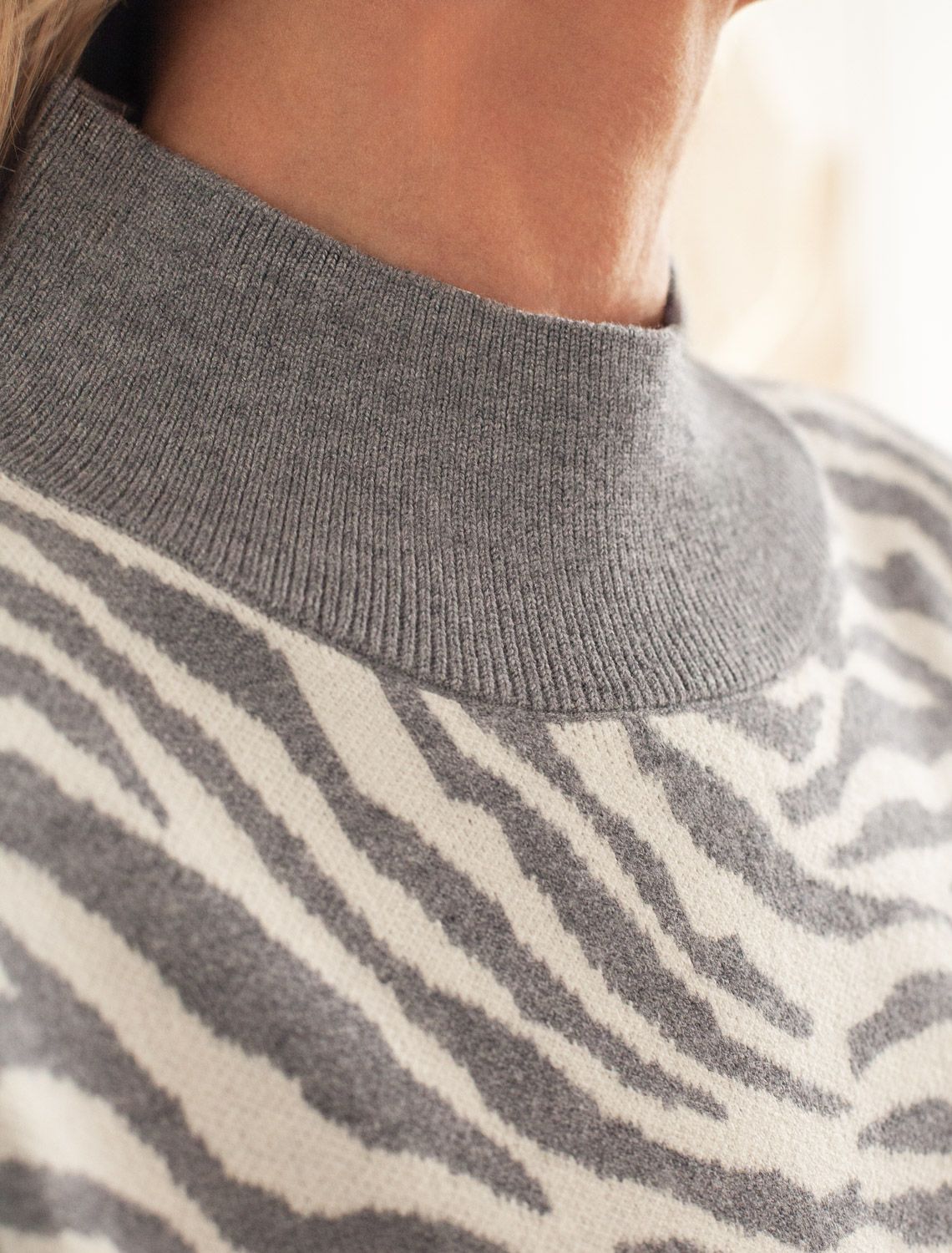 картинка Платье вязаное женское серый магазин Одежда+ являющийся официальным дистрибьютором в России 