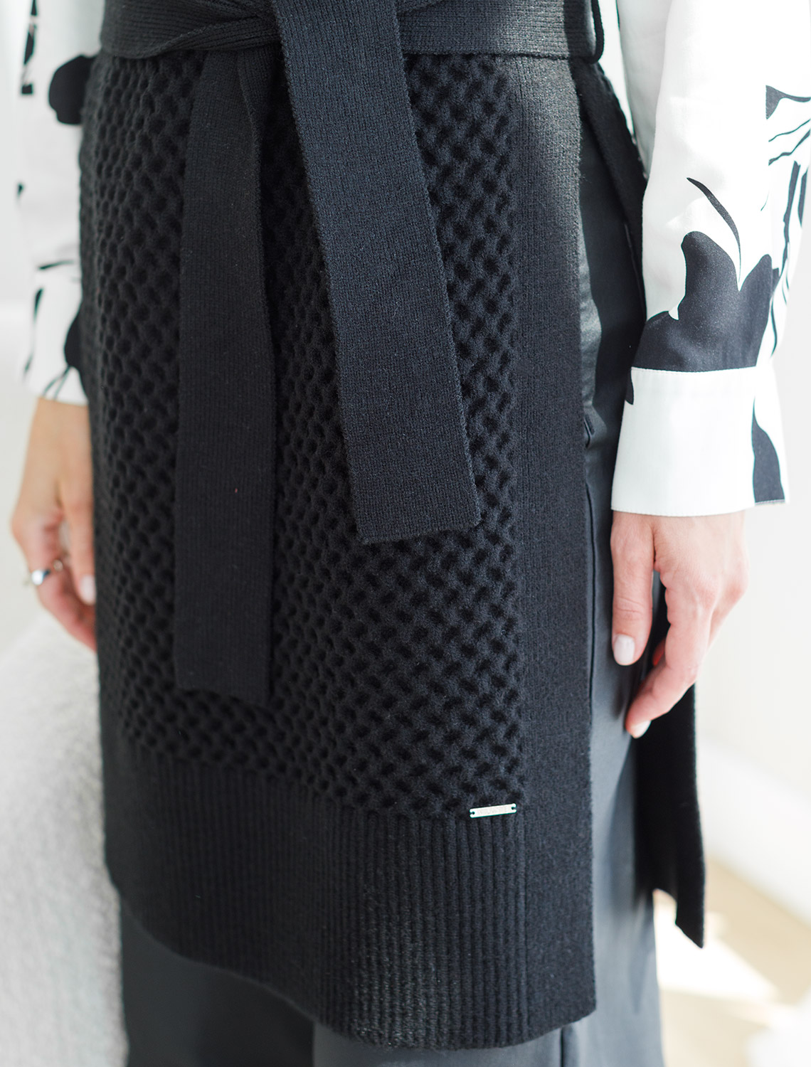 картинка Жилет женский черный магазин Одежда+ являющийся официальным дистрибьютором в России 