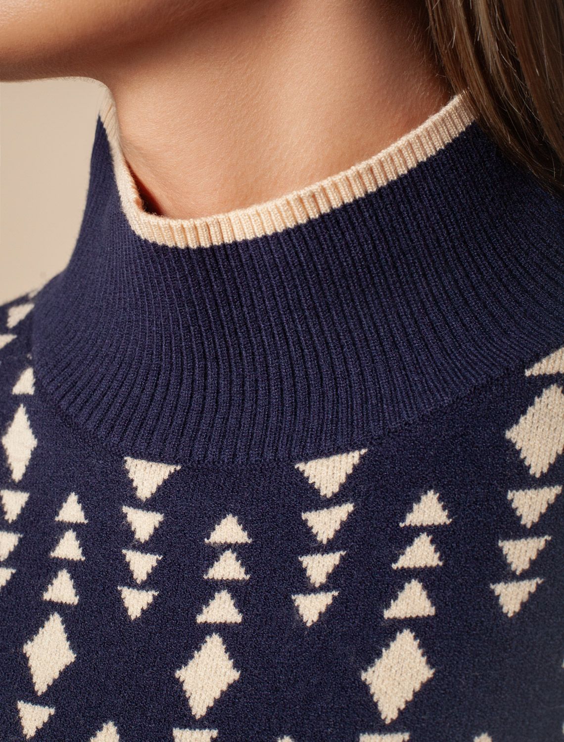 картинка Свитер женский синий-бежевый магазин Одежда+ являющийся официальным дистрибьютором в России 