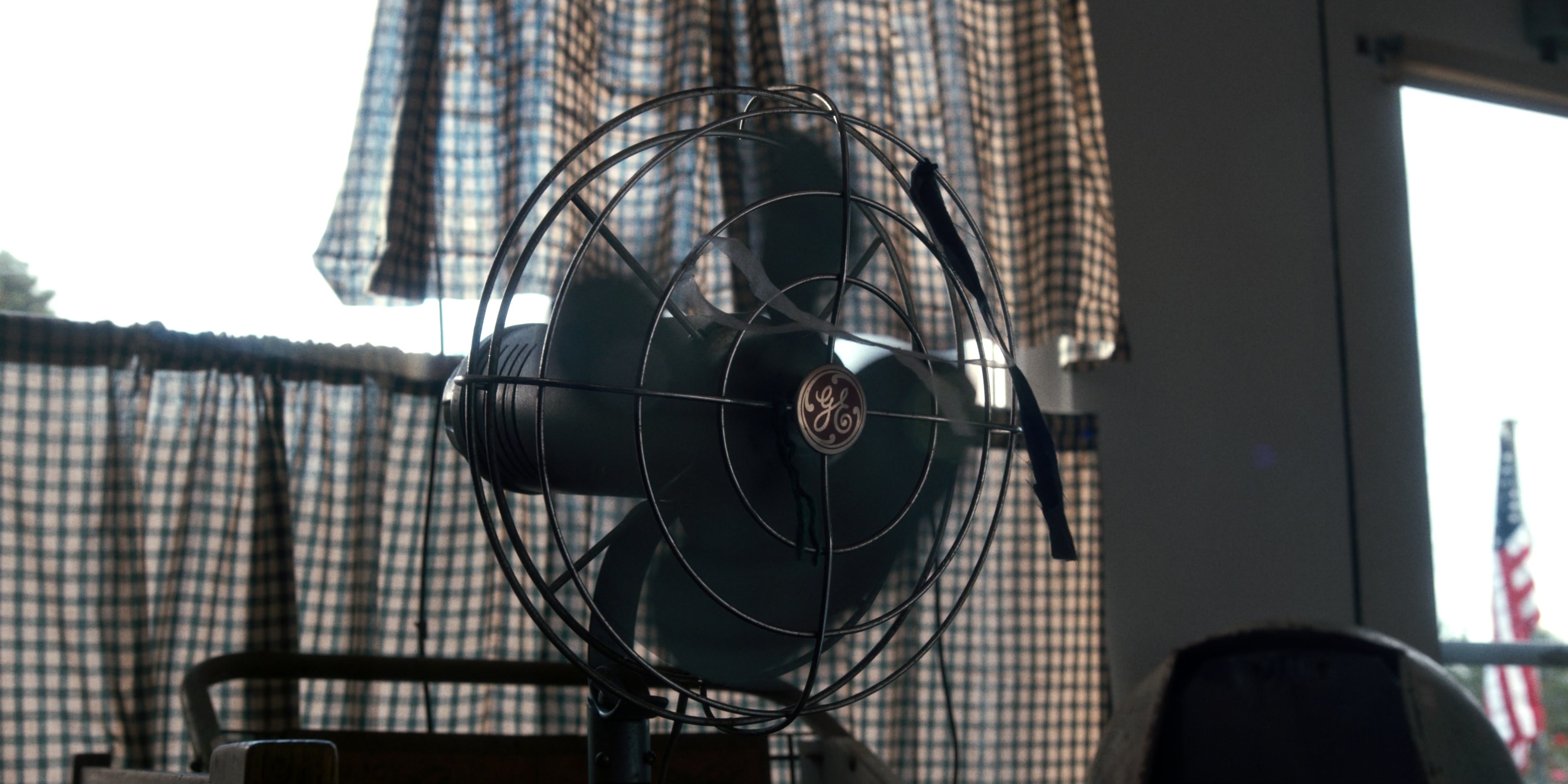 Stranger Things (2016), wide, 2.00:1 — film still